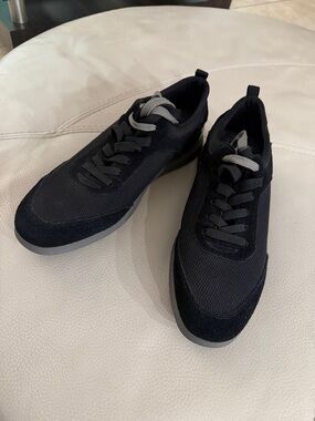 Black Men's Casual Sneakers with Contrast Gray Laces
